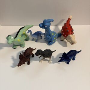 Set of 7 Dinosaur Pretend Play Figures Assorted Colors, Mixed Sizes & Hardnesses